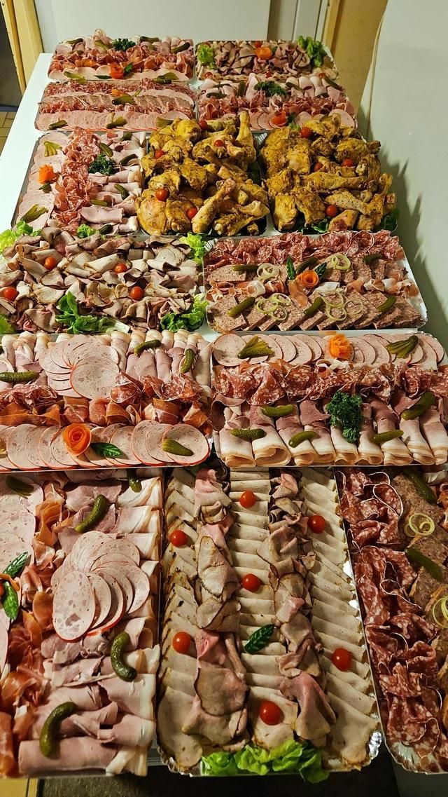 Un plateau de charcuterie avec de la mortadelle.