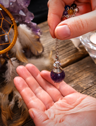 Lecture de la main avec un pendule en améthyste 