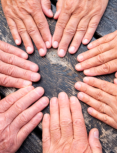Mains posées sur une table en cercle