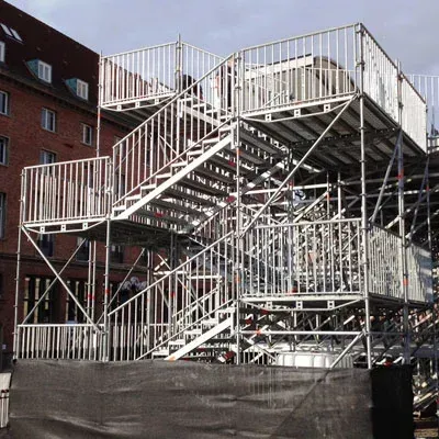 Metallgerüsttreppe vor einem Backsteingebäude.