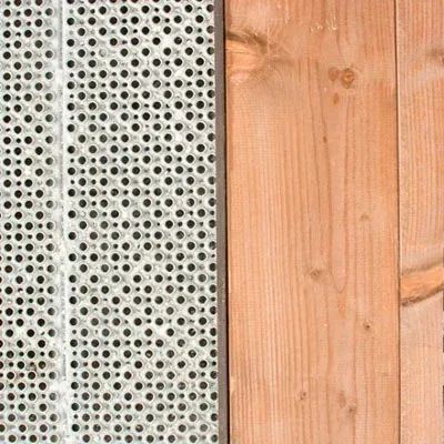 Metallgitter mit vielen Löchern neben senkrechten Holzbrettern, beides im Außenbereich.