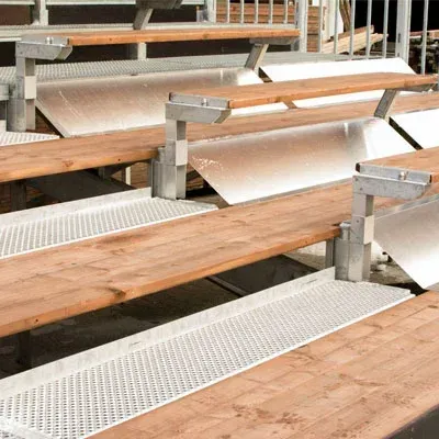 Tribüne mit Holzsitzen und Metallstützen im Außenbereich.