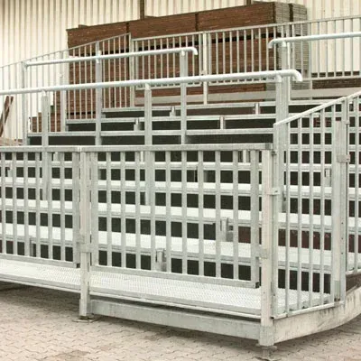 Metallrampe und Treppe mit Geländer für Barrierefreiheit im Außenbereich.