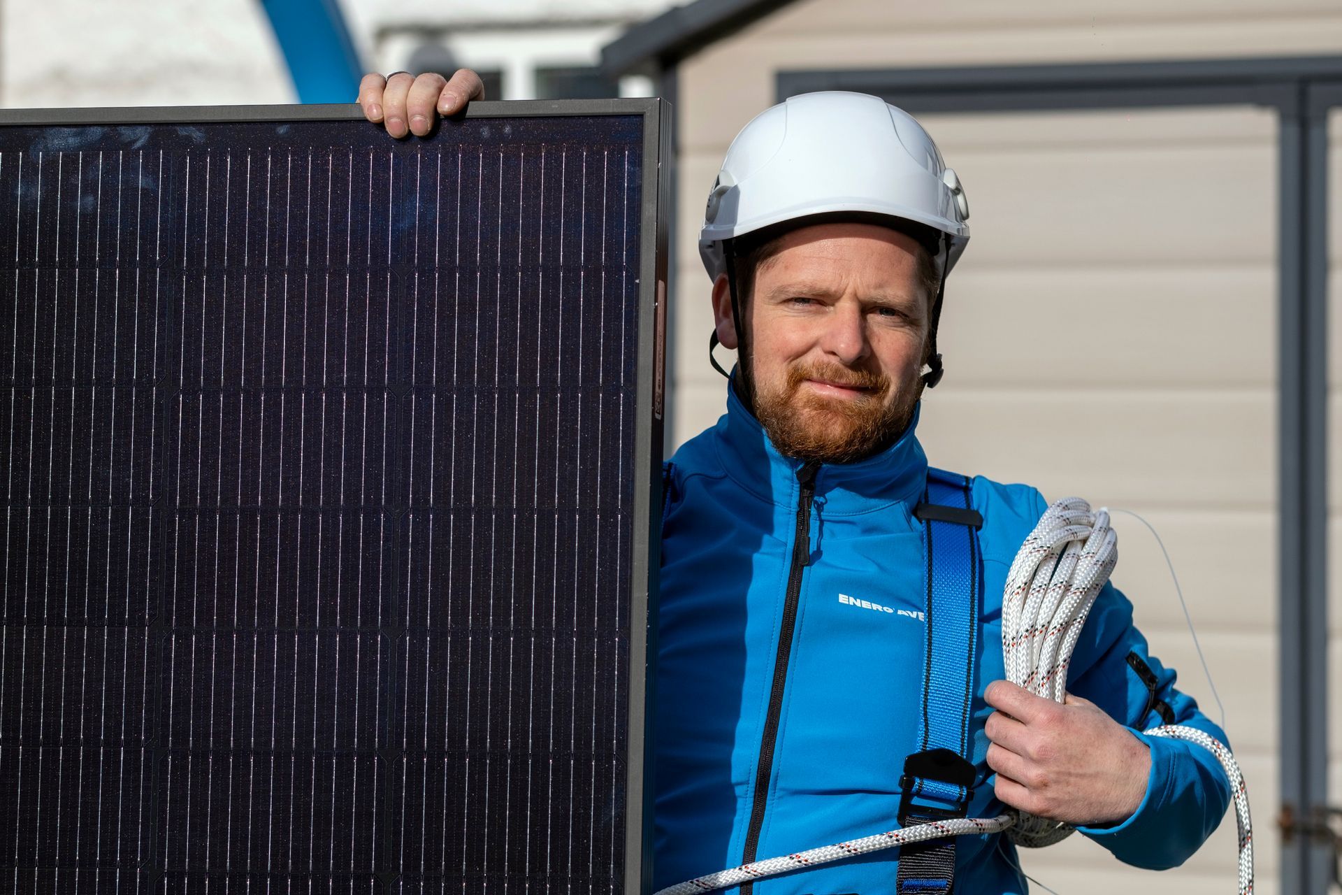 Artisan posant avec un panneau photovoltaïque dans les mains