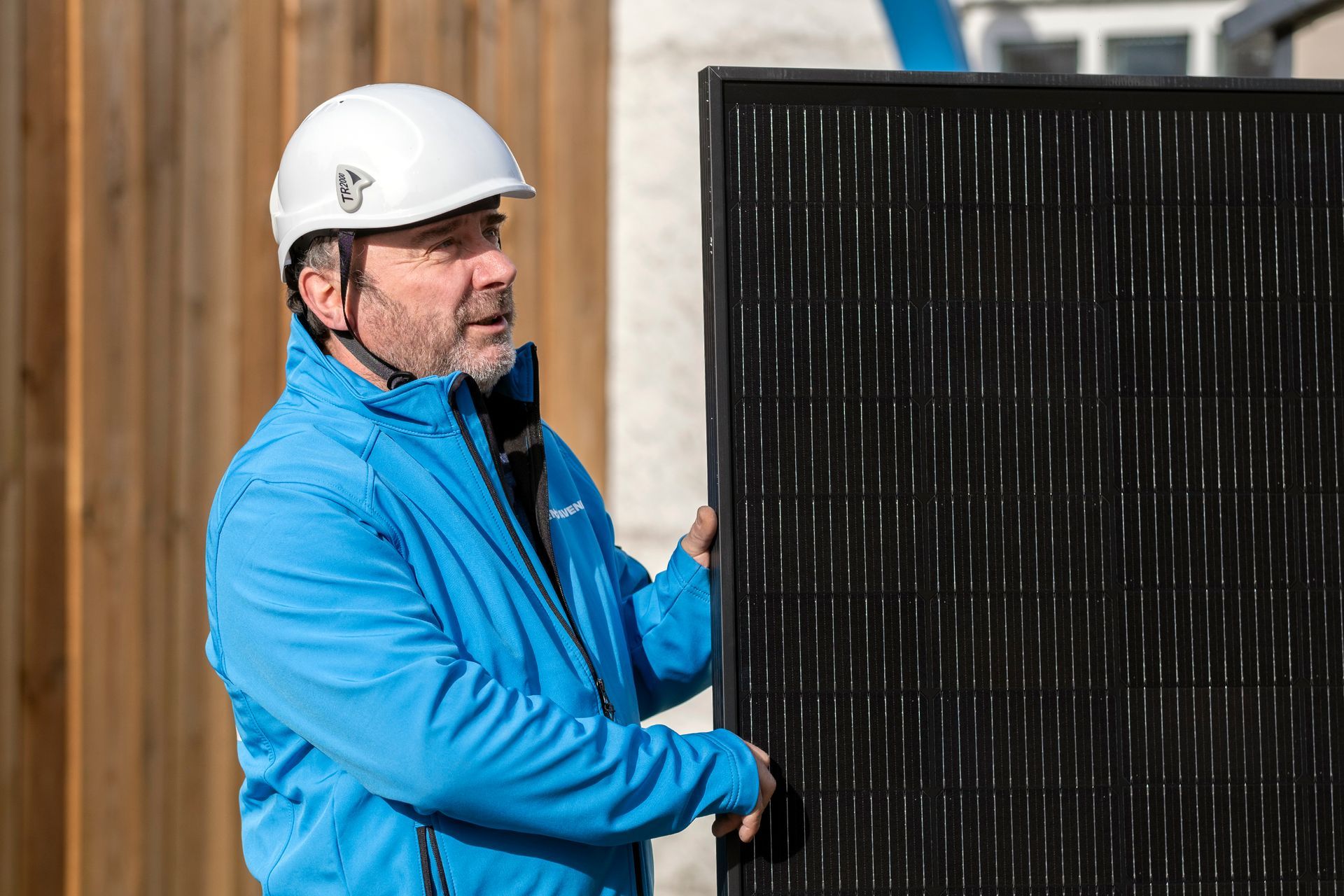 Homme avec un panneau solaire dans les mains