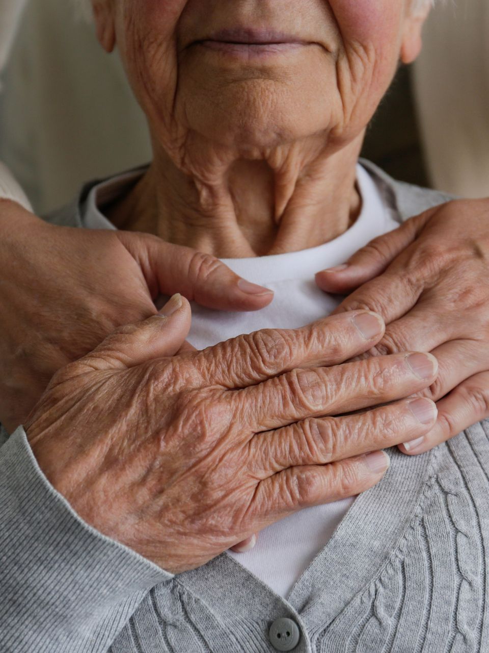 Personne agée avec une personne de confiance