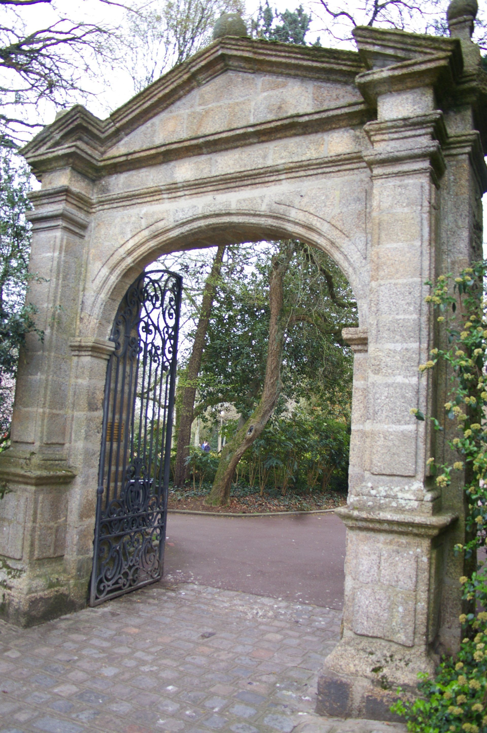 Entrée d'un jardin vert à Cholet