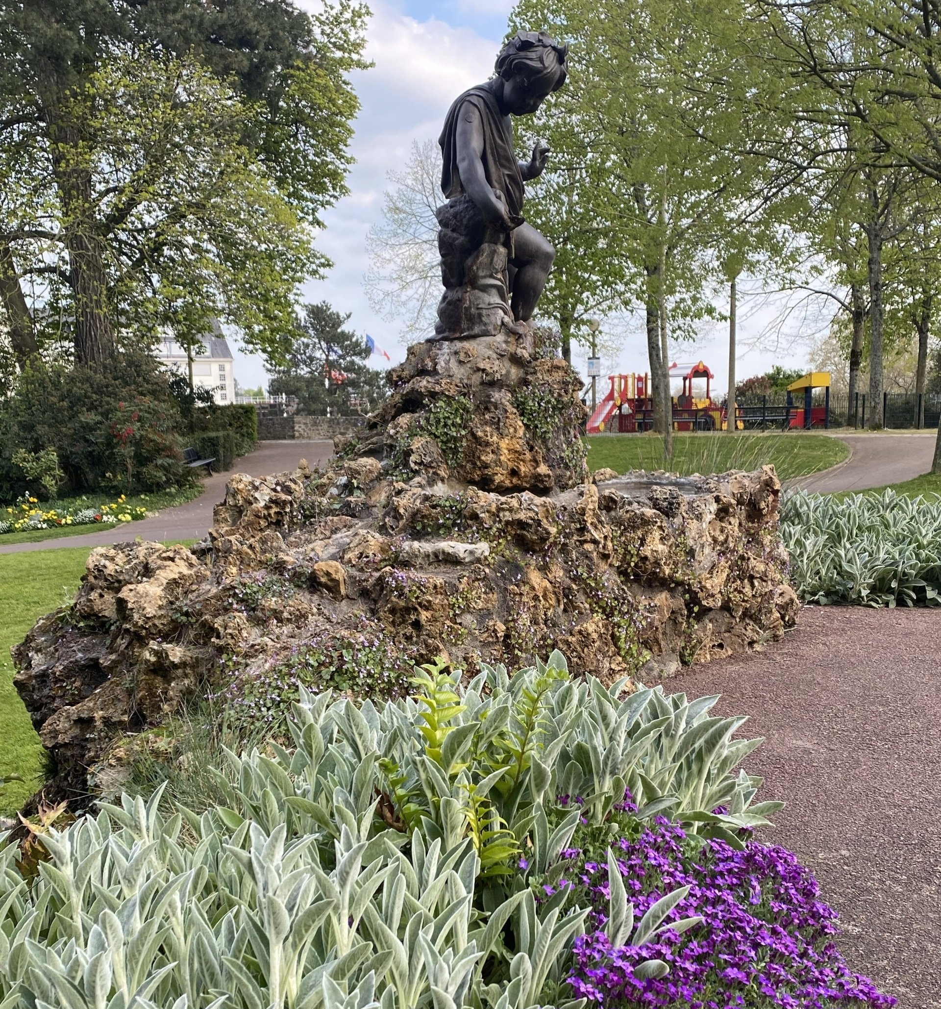 Sculpture et massif floral dans un jardin de Cholet