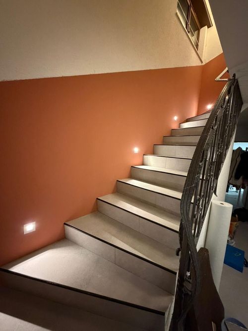 Zwei kreisförmige, leuchtende Ringlichter vor dunklem Hintergrund, wobei über dem näheren Ringlicht ein Lichtstrahl sichtbar ist.