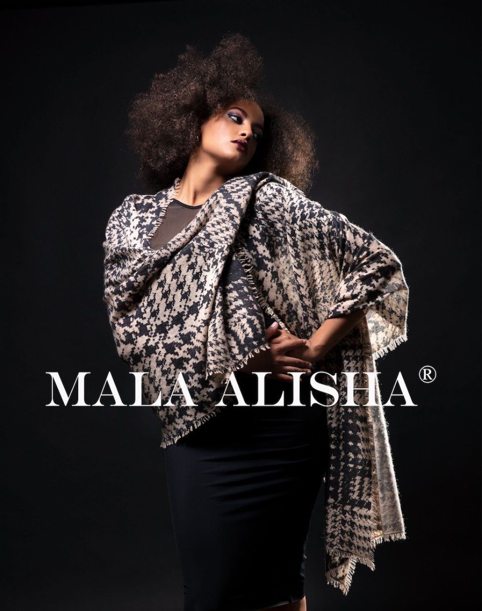 Eine Frau trägt einen Schal. Foto von Mala Alisha