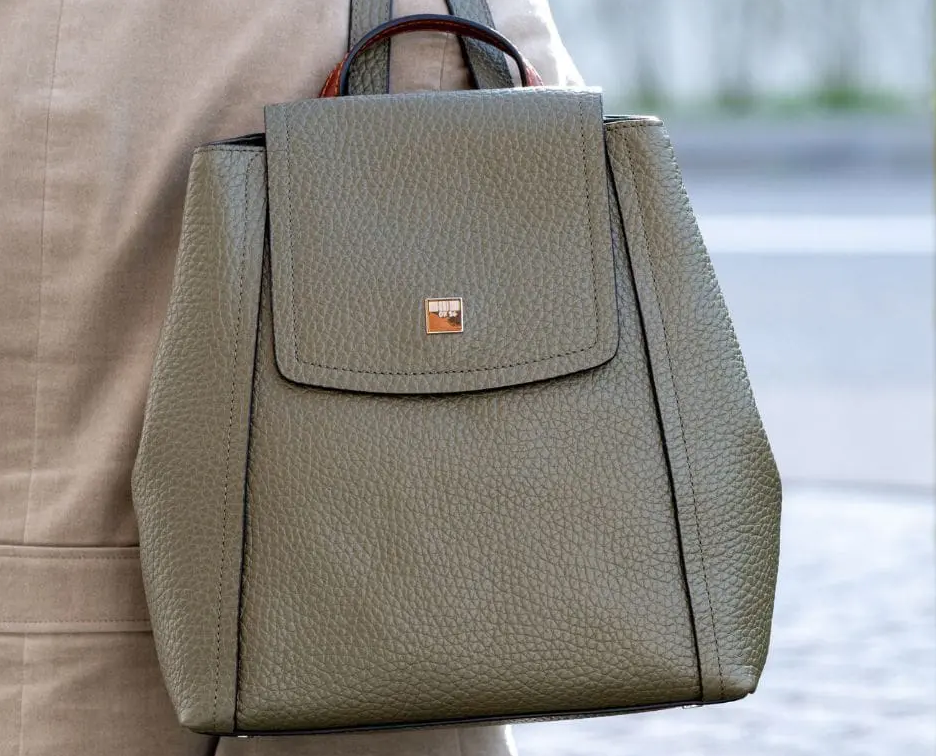 Zwei Handtaschen liegen nebeneinander auf einem Tisch.