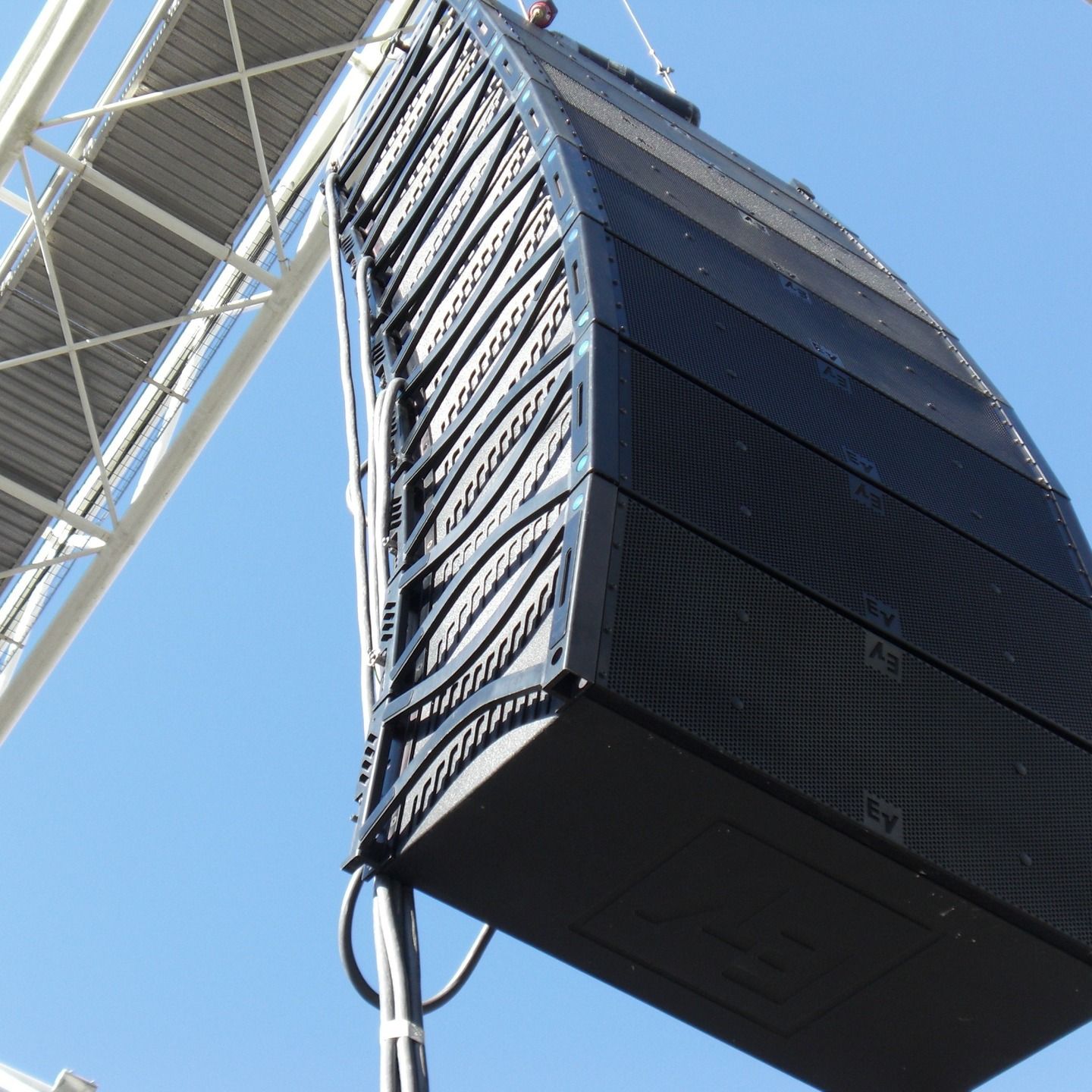 Un gran altavoz colgado del costado de un edificio.