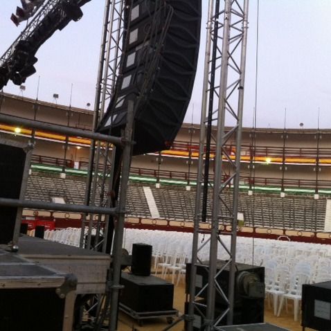 Un estadio vacío con filas de sillas y un gran altavoz