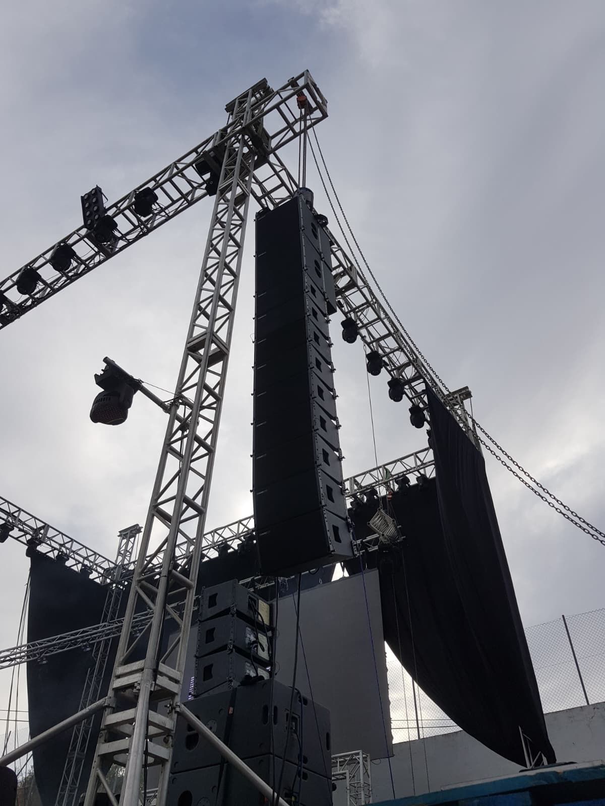 Un estadio vacío con filas de sillas y un gran altavoz