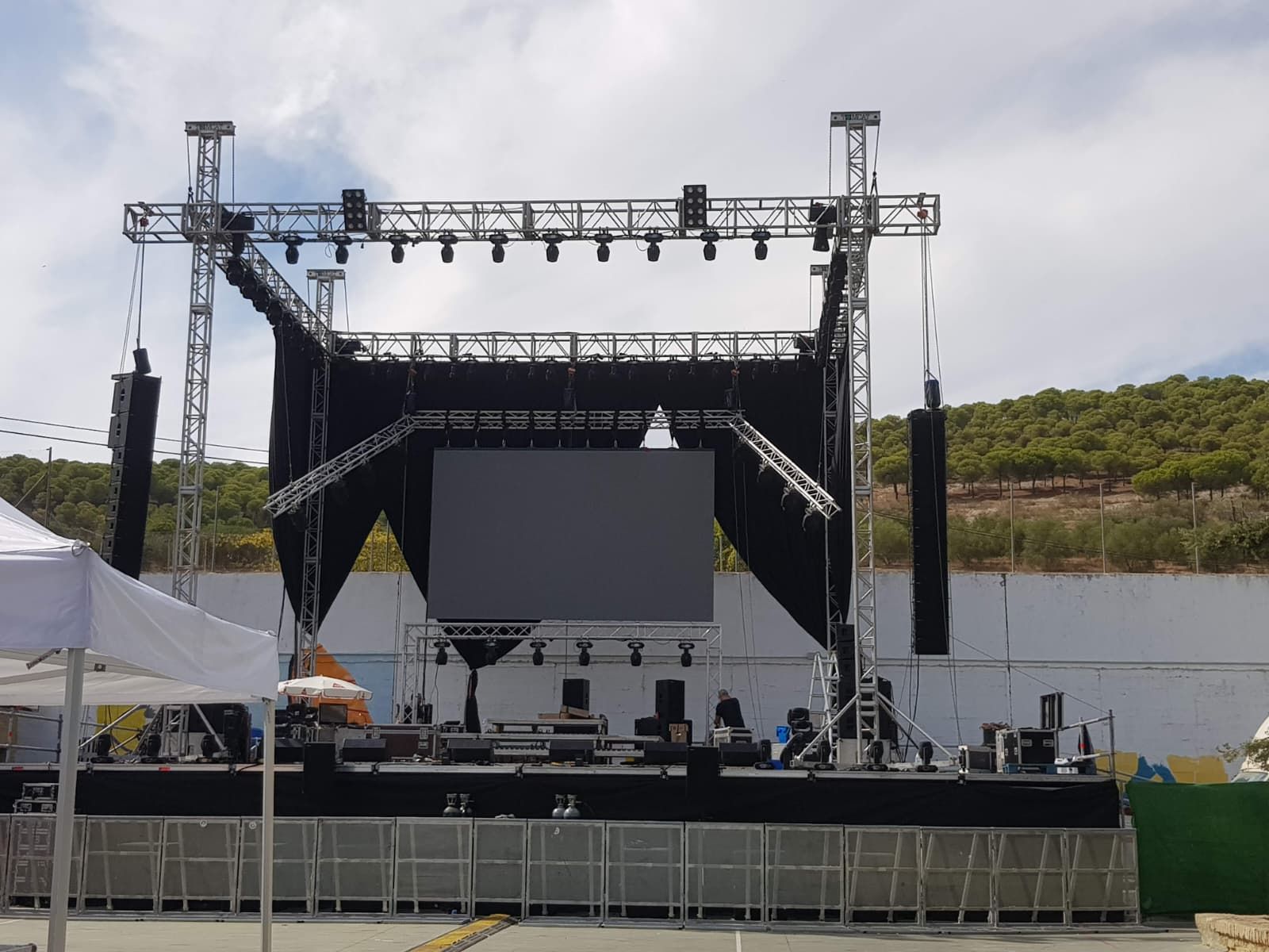 Una cámara está delante de un cartel que dice atrio