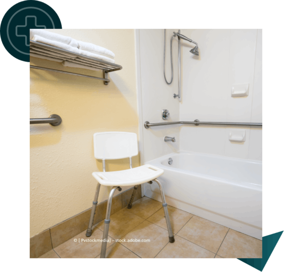 Badezimmer mit Stuhl und Griffen
