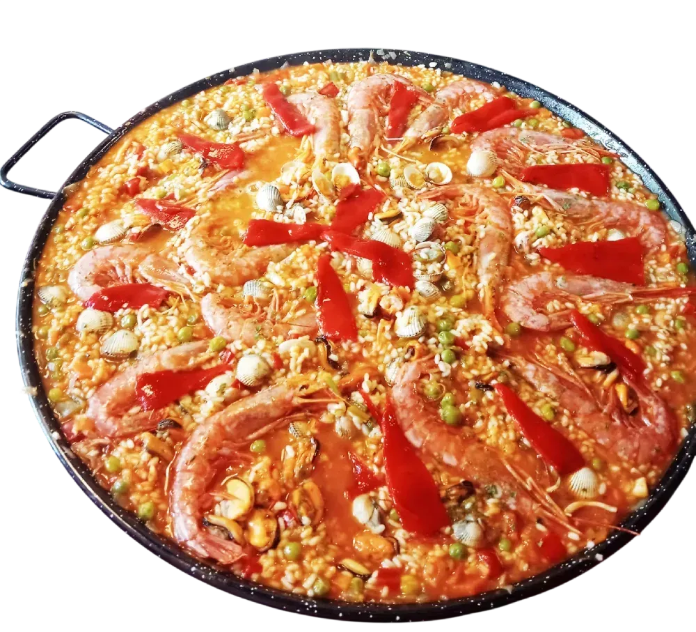 Interior de restaurante con mesas, sillas y suelo de piedra. Paredes blancas con molduras oscuras y ventanas arqueadas.