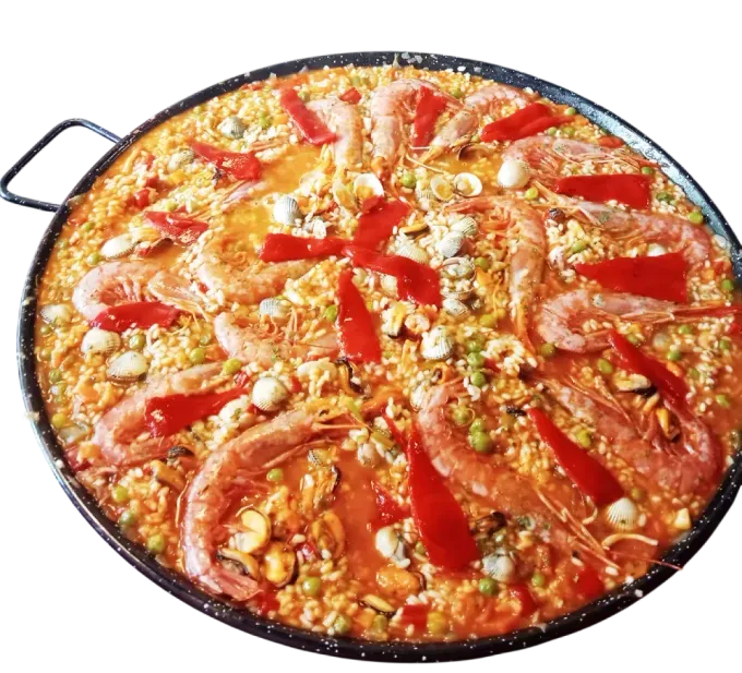 Interior de restaurante con mesas, sillas y suelo de piedra. Paredes blancas con molduras oscuras y ventanas arqueadas.