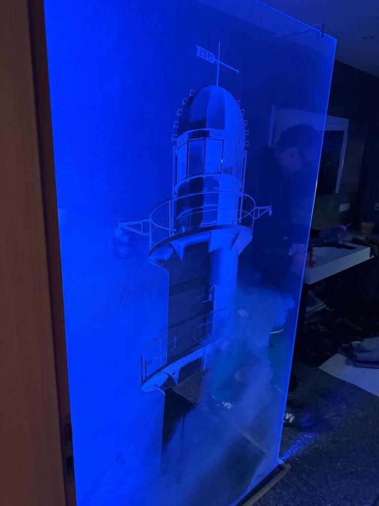 Blau beleuchtete Acrylvitrine eines Raketenstartfahrzeugmodells auf einem Sockel
