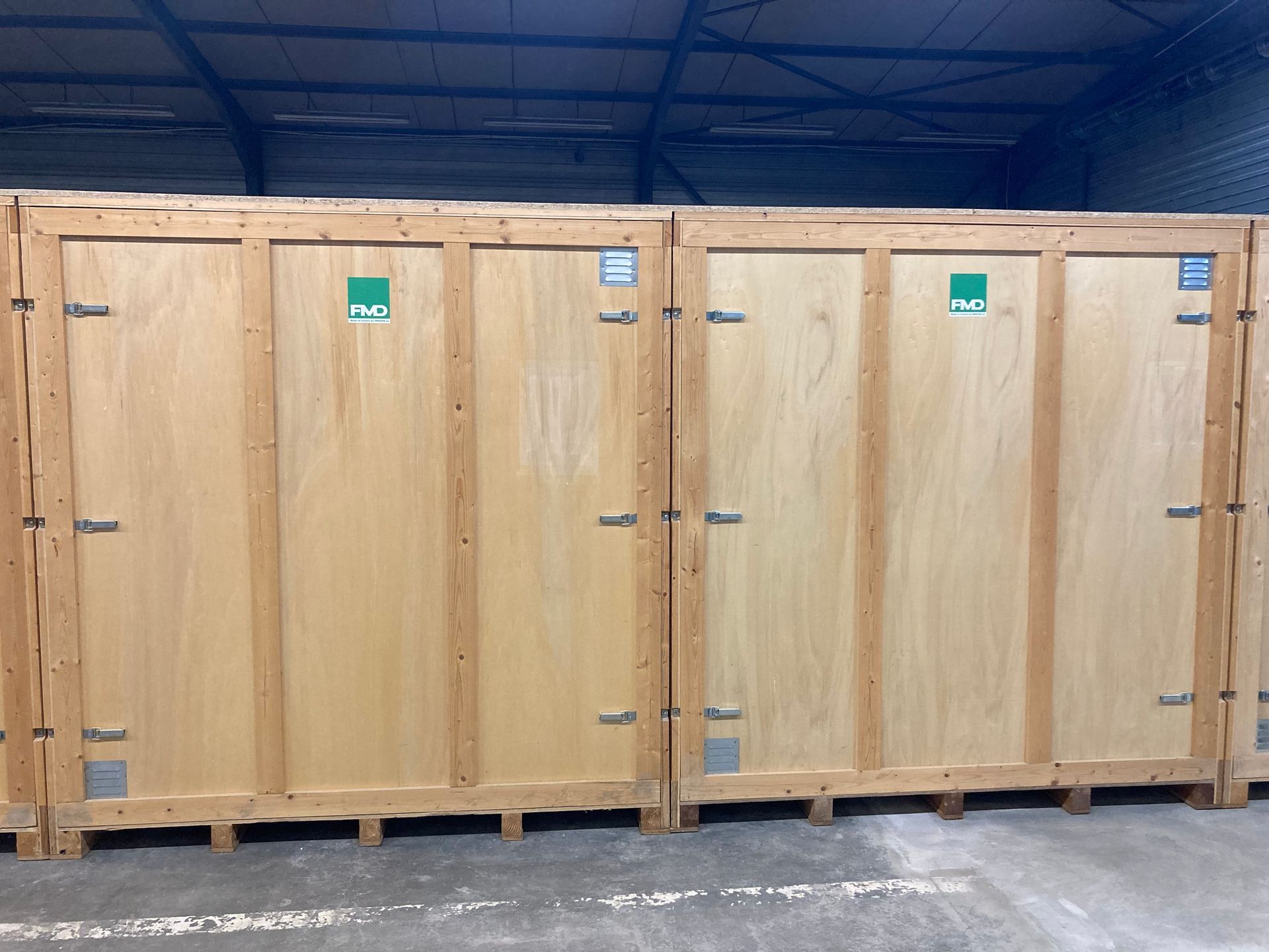 Des containers en bois dans un entrepôt de stockage