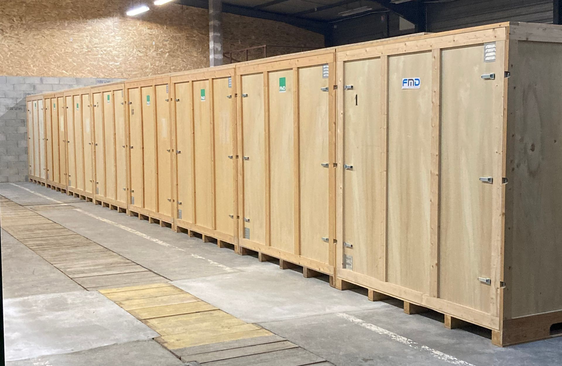 Des containers en bois alignés dans un entrepôt de stockage