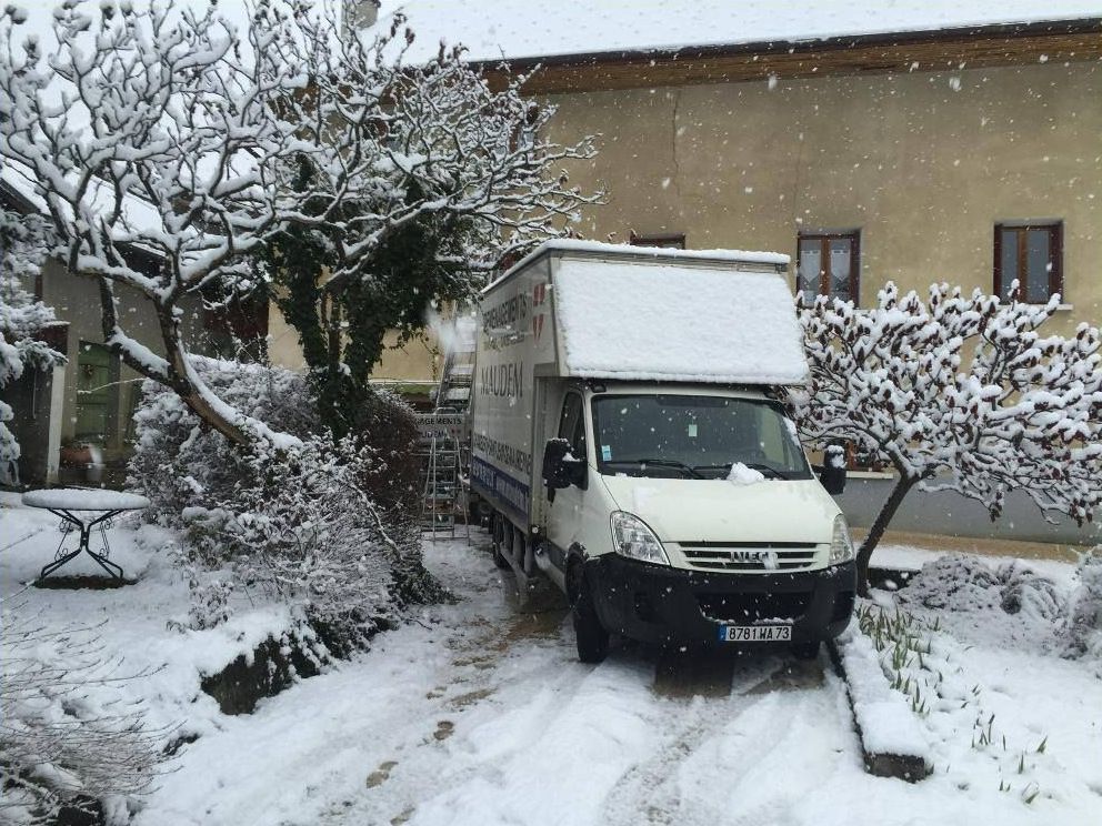 Camion de déménagement sous la neige