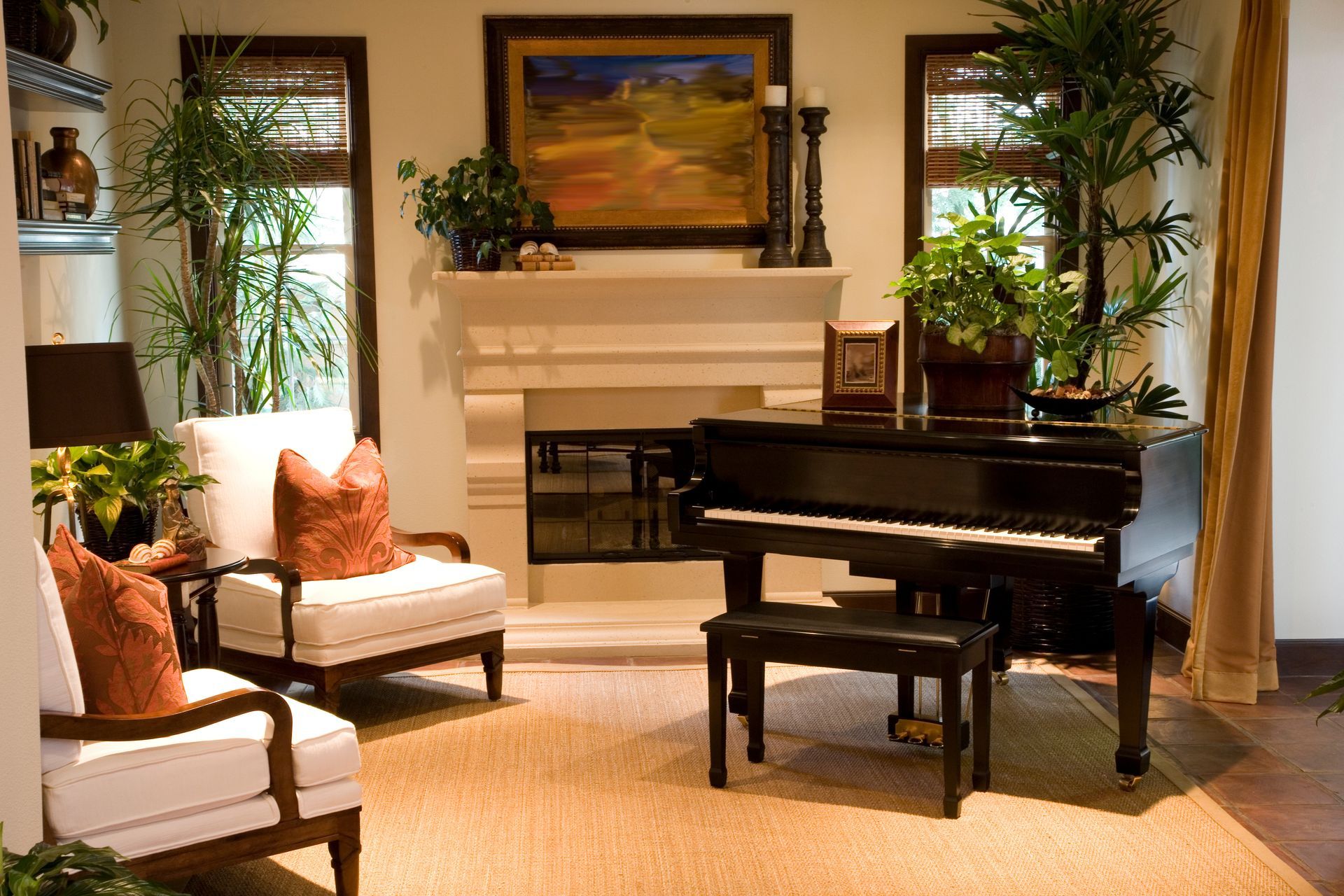 Un piano dans un salon avec des plantes