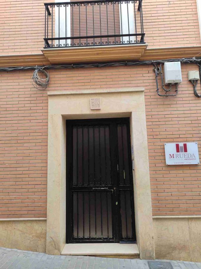 Icono de marcador de posición gris claro con un sol y montañas sobre fondo blanco