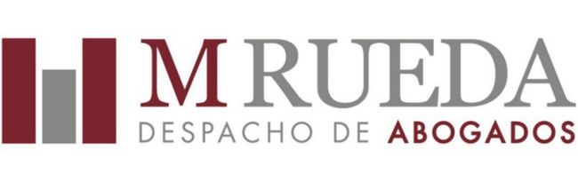 Logo de M Rueda Despacho de Abogados, en granate y gris, con icono de columnas rectangulares.