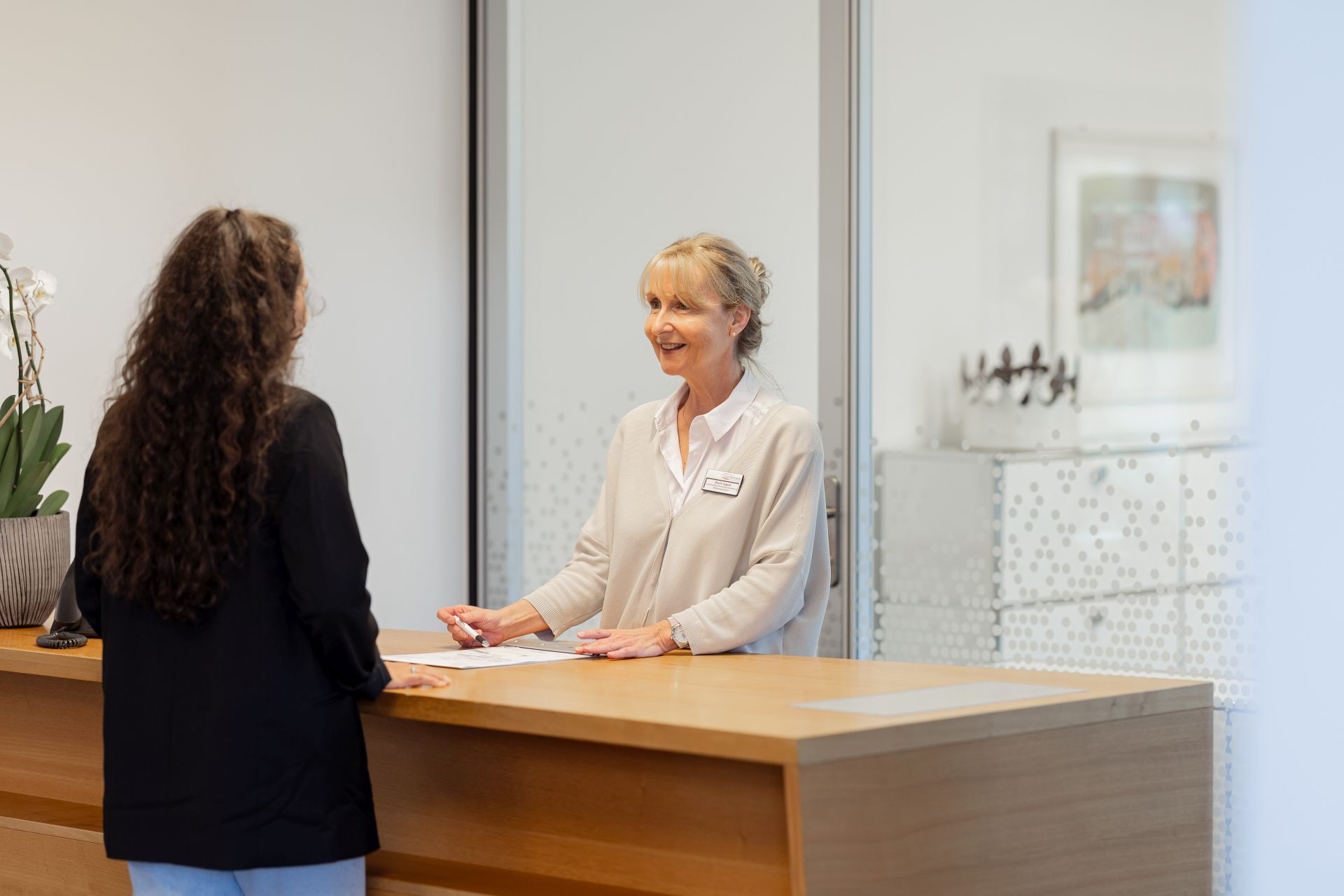 Mitarbeiter vom GerAtrium Pflegezentrum spricht mit Angehöriger
