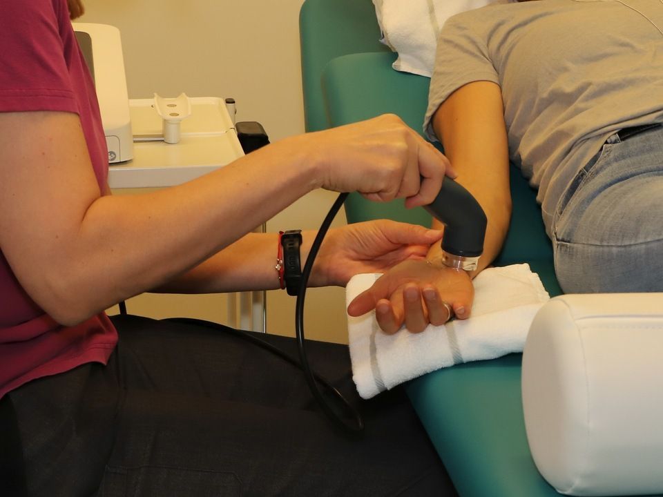 Mitarbeiter des Pflegezentrum GerAtrium behandelt Bein von Patientin