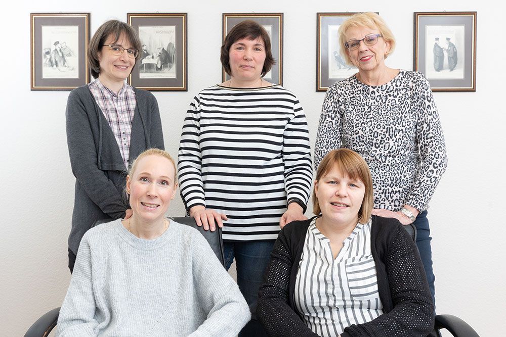 Eine Gruppe von Frauen posiert gemeinsam für ein Foto.