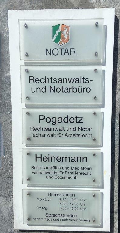 Ein Schild mit der Aufschrift „Notar“