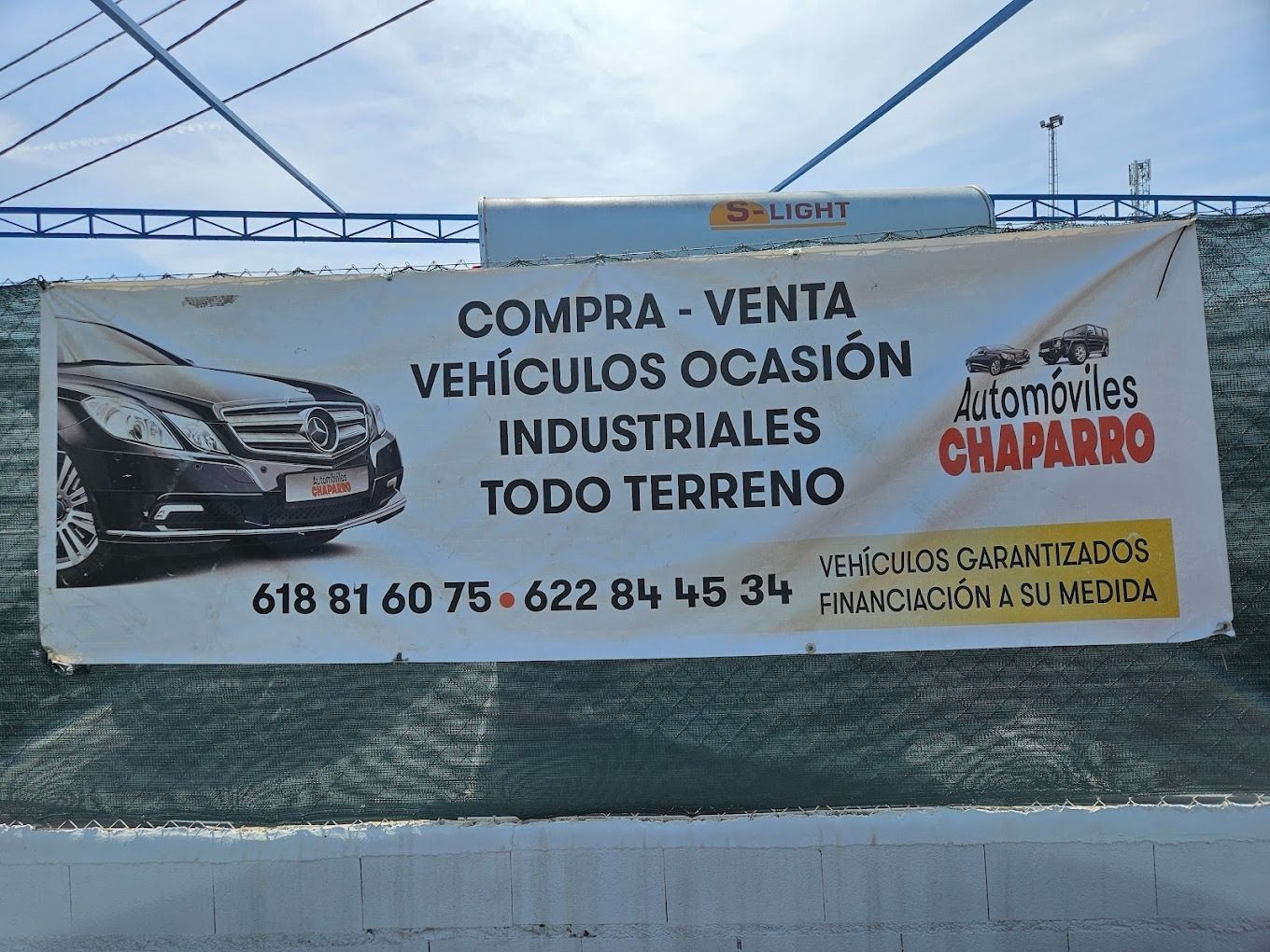 A billboard advertising compra venta vehiculos ocasion industriales todo terreno