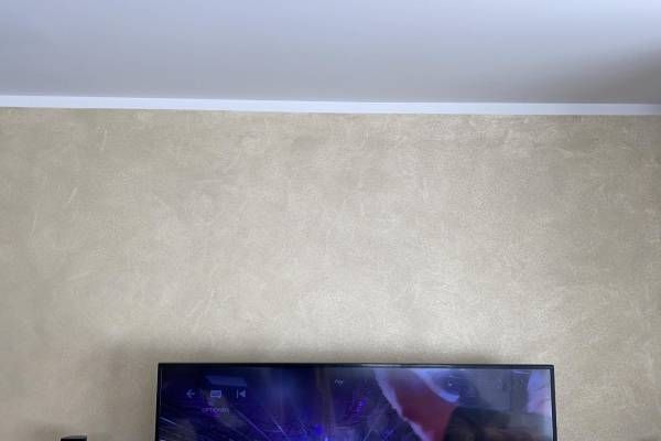 Wand, die von Team G.M, Mercaldi tapeziert wurde