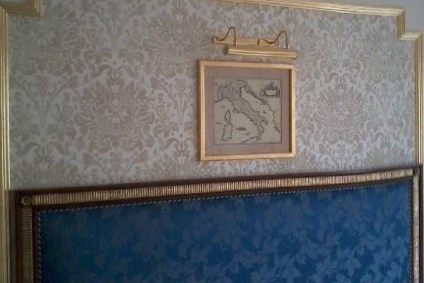 Wand, die von Team G.M, Mercaldi tapeziert wurde