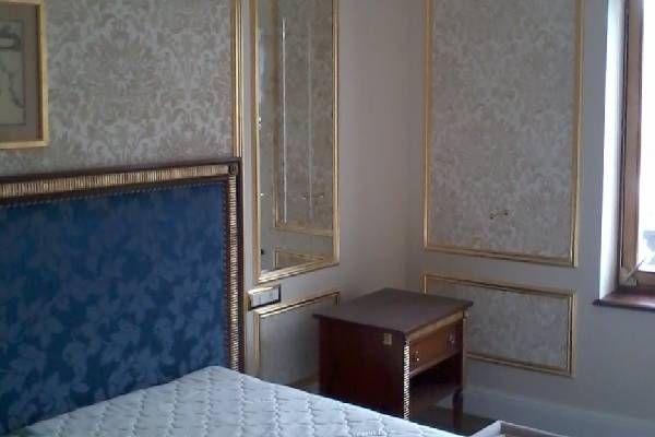 Wand, die von Team G.M, Mercaldi tapeziert wurde