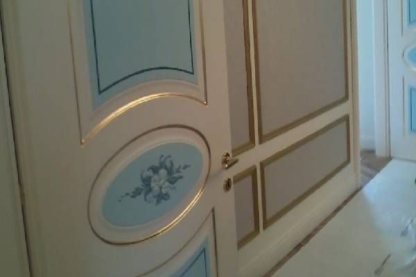 Tür mit Verzierung und Wand mit Tapete von Team G.M, Mercaldi