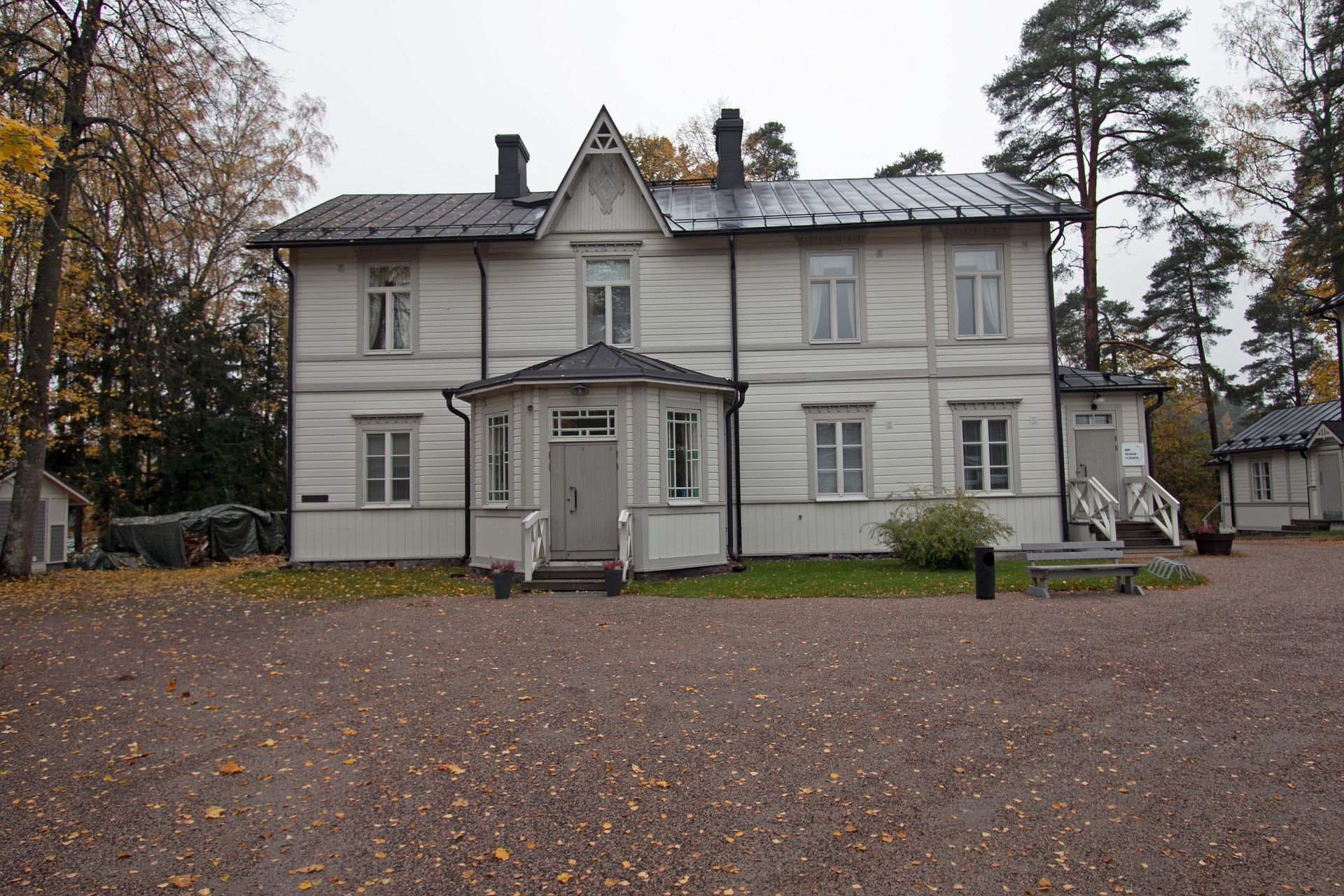 Taloyhtiön tai toimitilan korjaushankkeen valvonta ja suunnittelu – Korjausrakennusinsinöörit Oy.