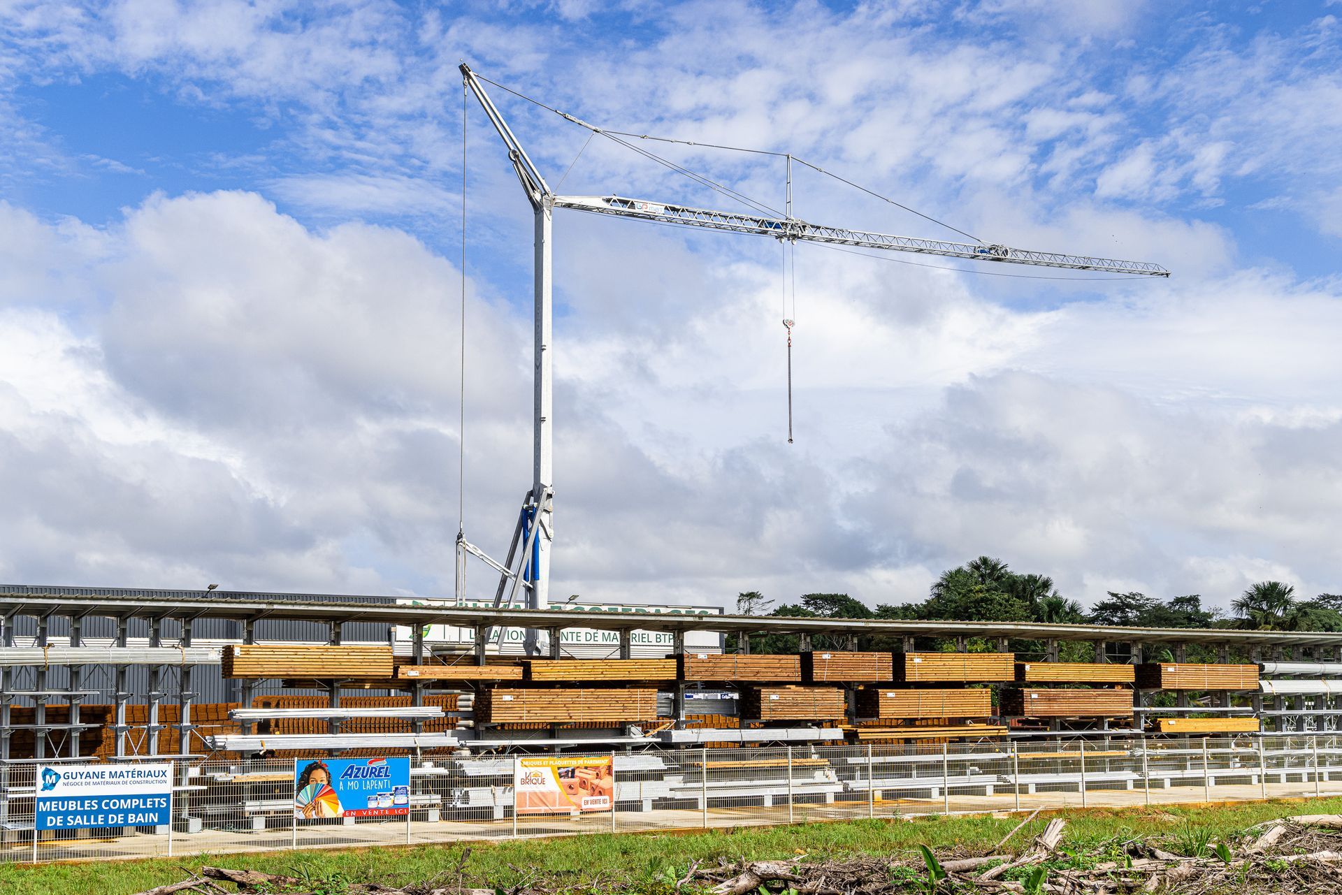 Grue GP Mat au dessus du lieu de stockage de l'entreprise Guyane Coffrages