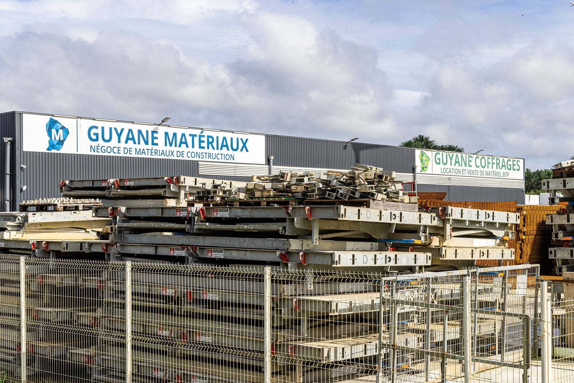 Stockage des matériaux de Guyane Coffrages et Guyane matériaux