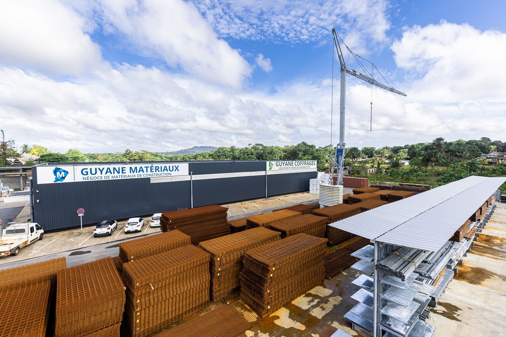 Espace de stockage des matériels de BTP de Guyane Coffrages et Guyane Matériaux