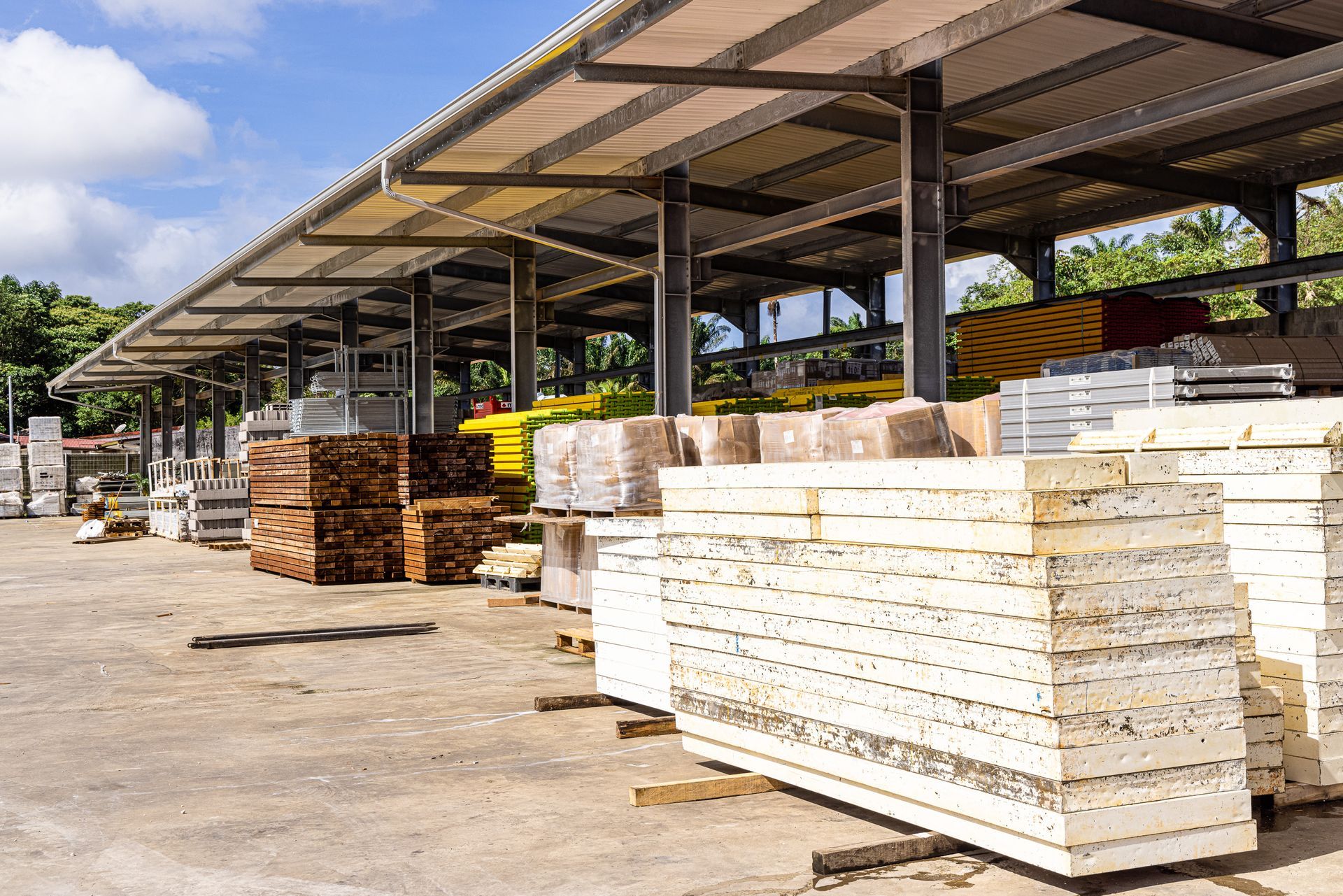 Stockage de planches de matériaux sous un abri