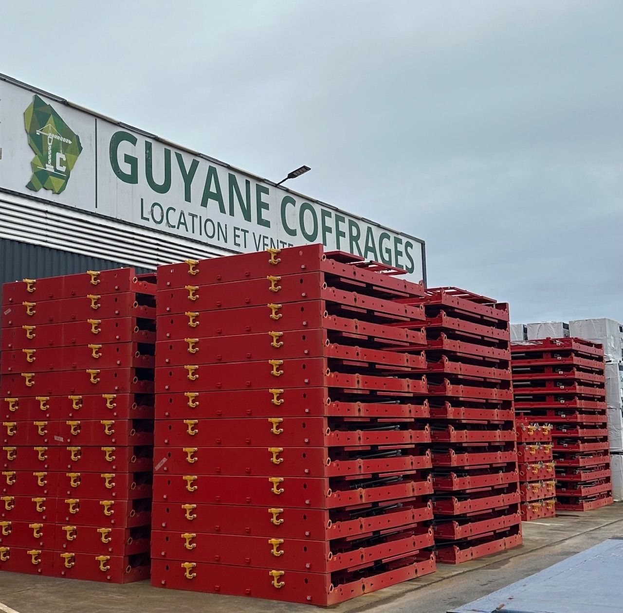 Pièces de coffrages rouges sur une palette en bois