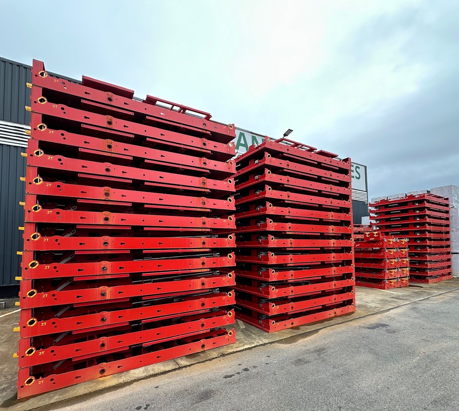Pièces de coffrages rouges sur une palette
