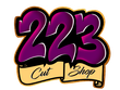 Logotipo de 223 Cut Shop: n&uacute;meros morados con detalles en negro y dorado. Banner beige con la leyenda "Cut Shop".
