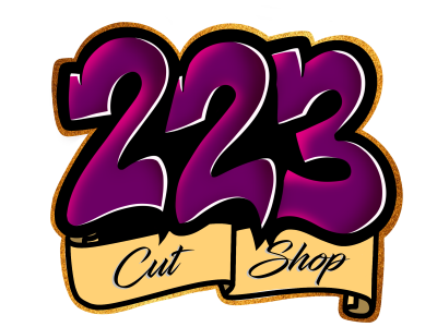 Logotipo de 223 Cut Shop: números morados con detalles en negro y dorado. Banner beige con la leyenda 