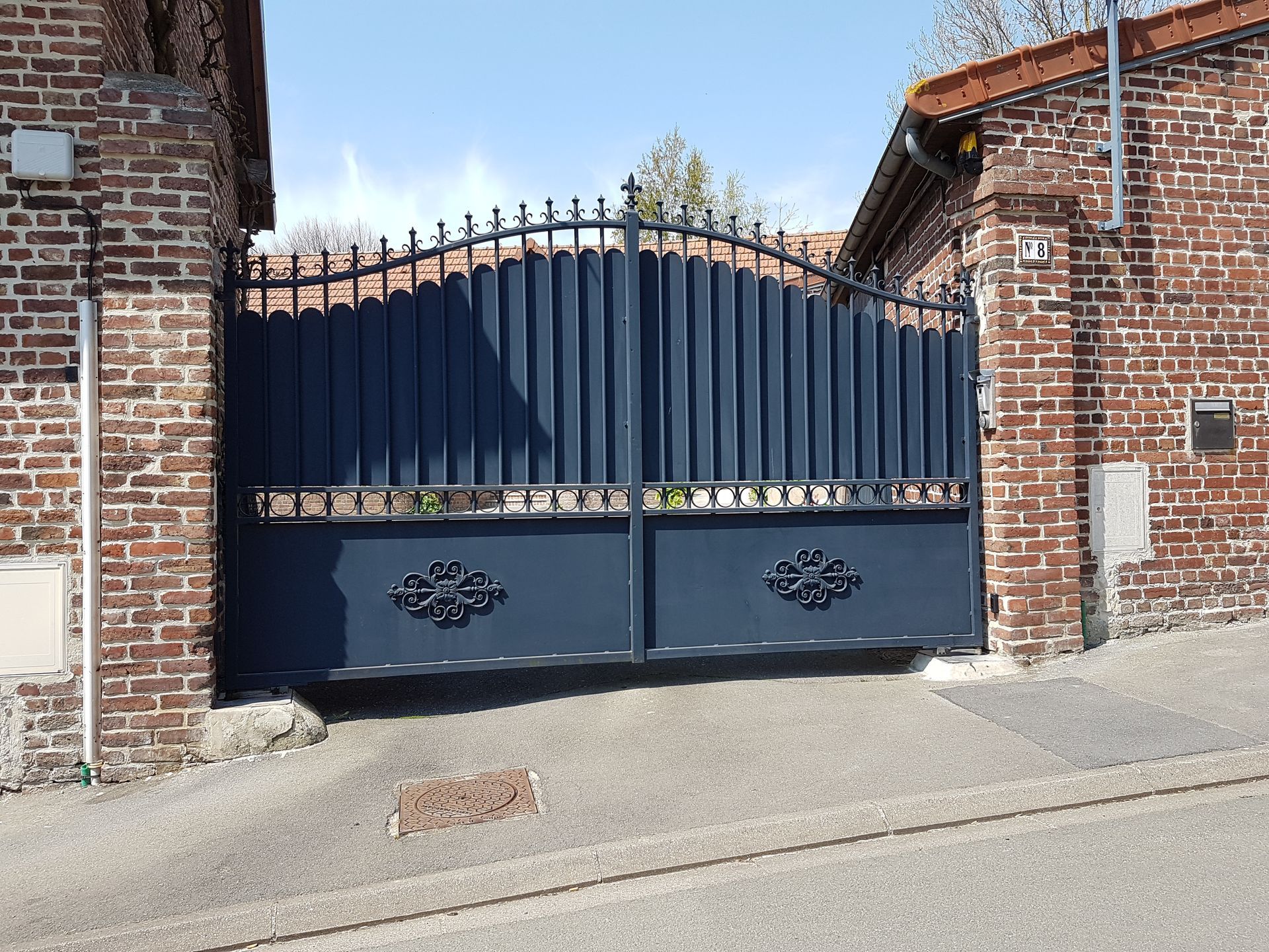 Portail en fer forgé automatisé