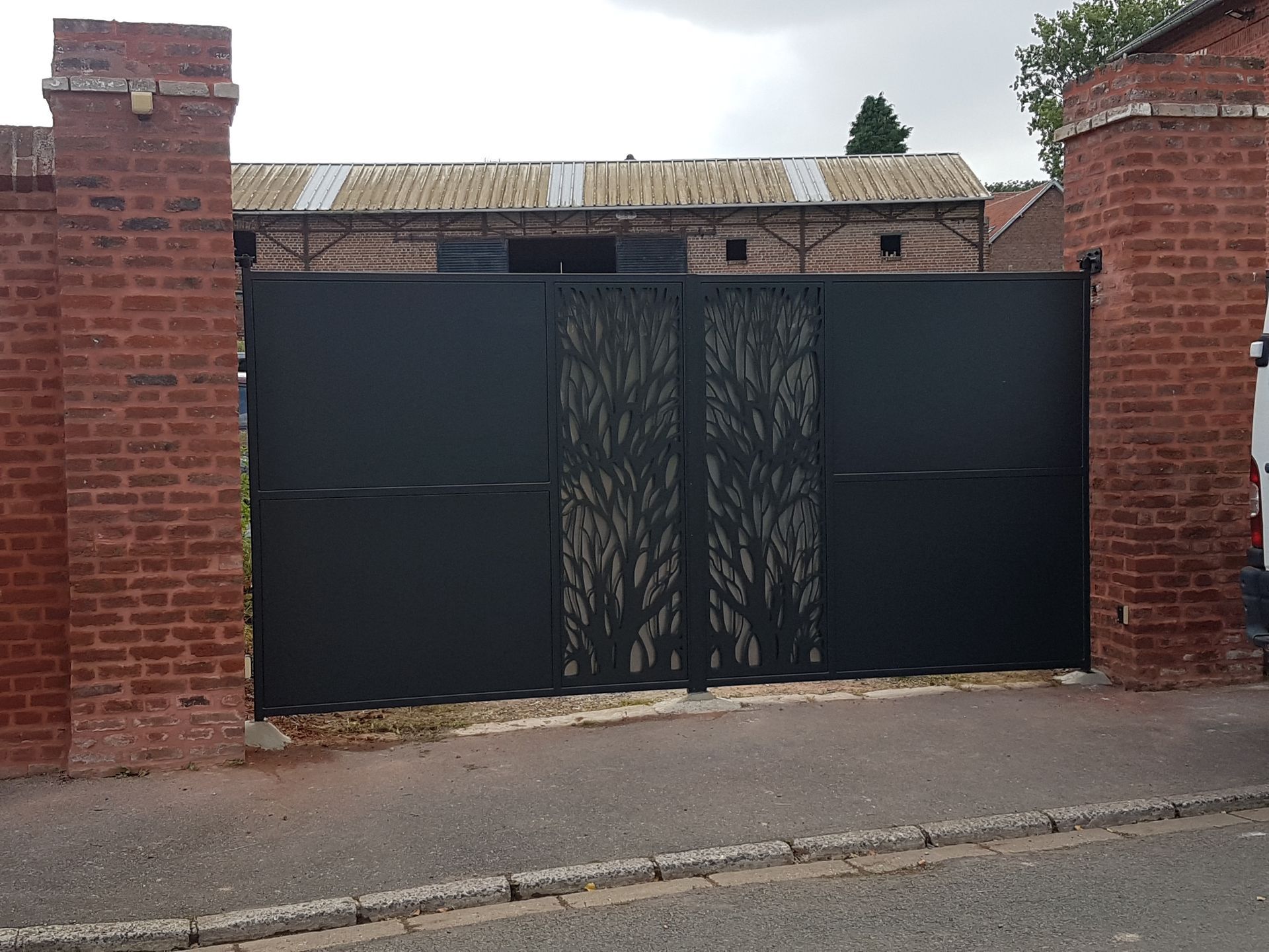 Portail en fer forgé avec motifs