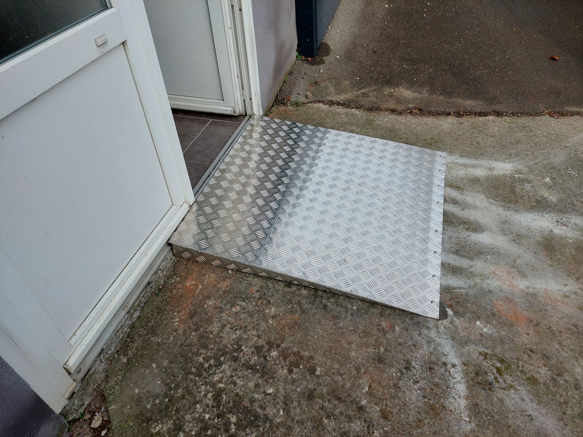 Plaque d'accès aux personnes à mobilité réduite